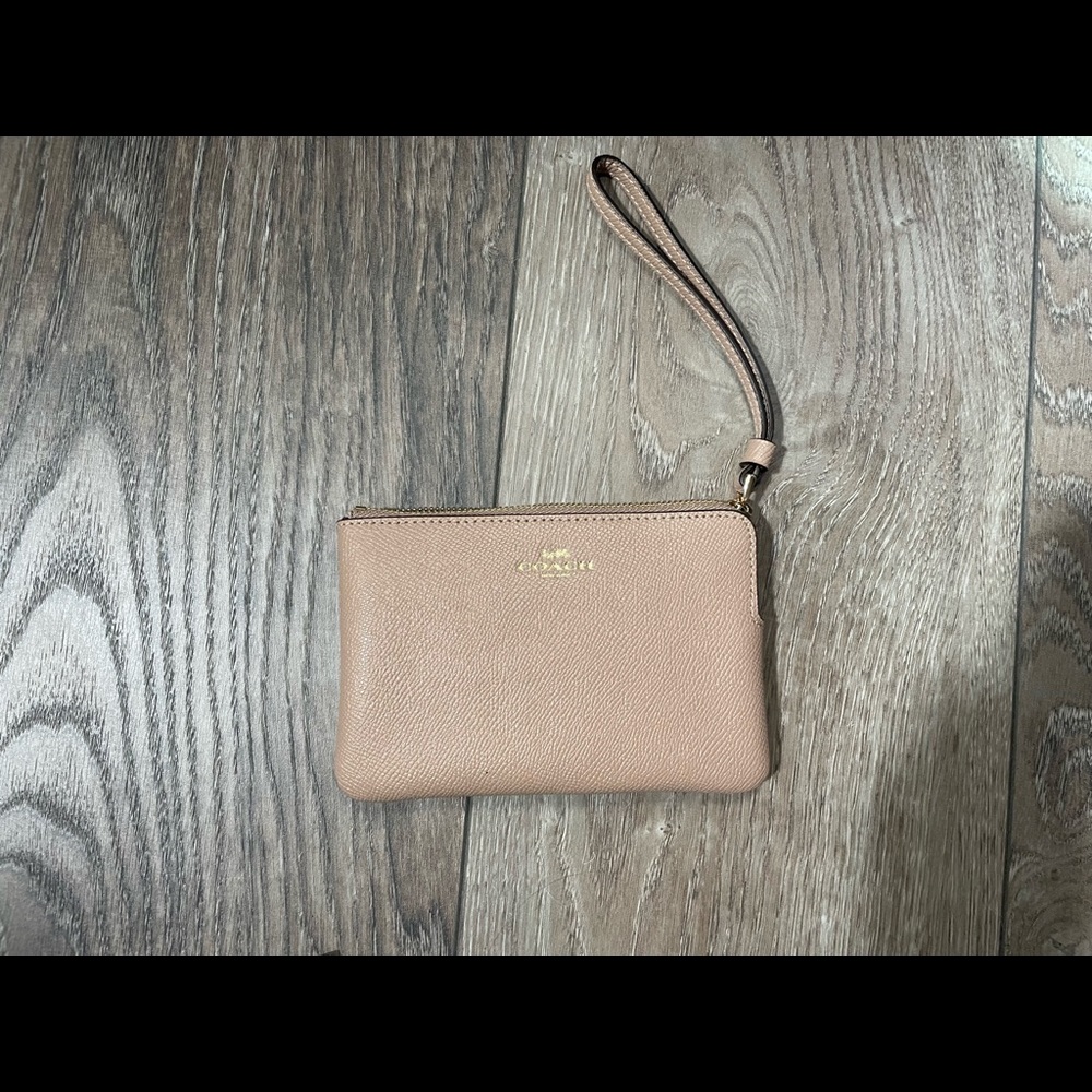 Womens wristlet